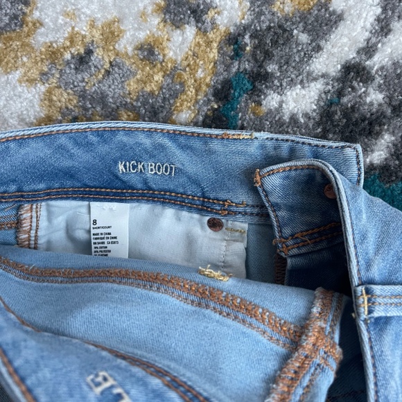 American Eagle 8 Short Kickboot Jeans Women's Gently Used Light Wash - Picture 10 of 10